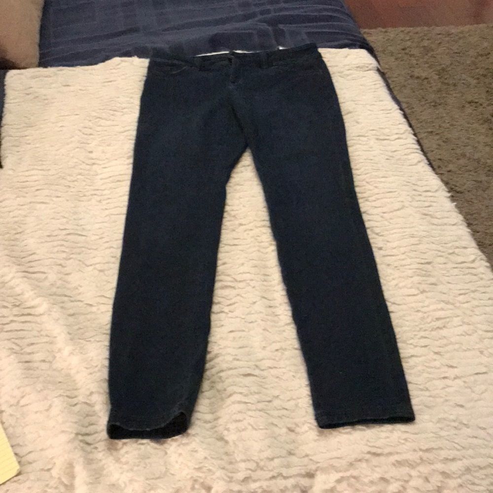 Cute dark Wash skinny Guess pants Size 30!